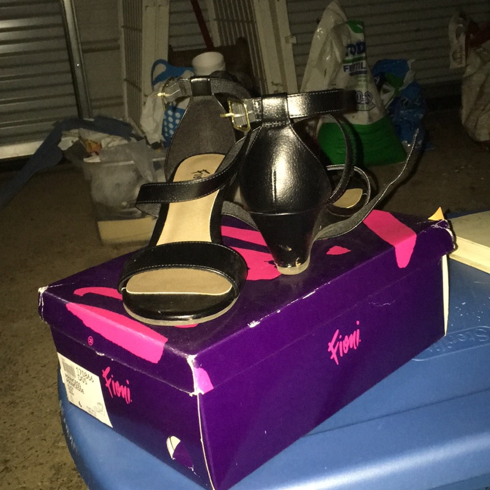 Shoes - Picture 4 of 4